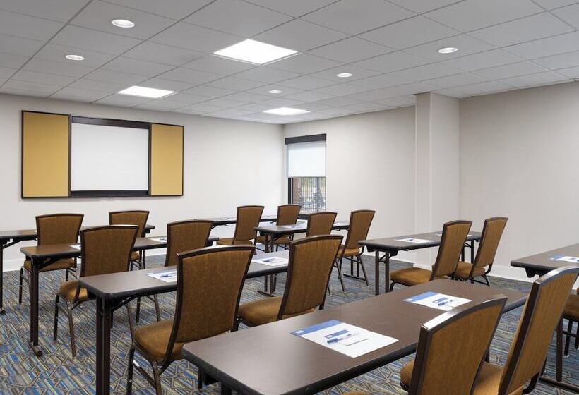 فندق Holiday Inn Express Indianapolis Airport, An Ihg