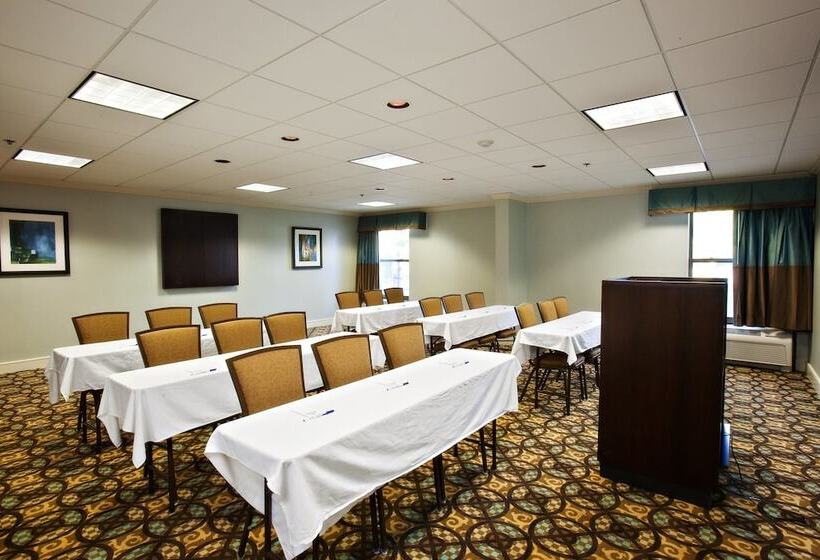 فندق Holiday Inn Express Indianapolis Airport, An Ihg