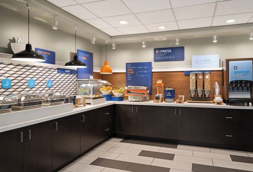 فندق Holiday Inn Express Indianapolis Airport, An Ihg