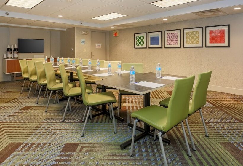 فندق Holiday Inn Express Milwaukee West Medical Center, An Ihg