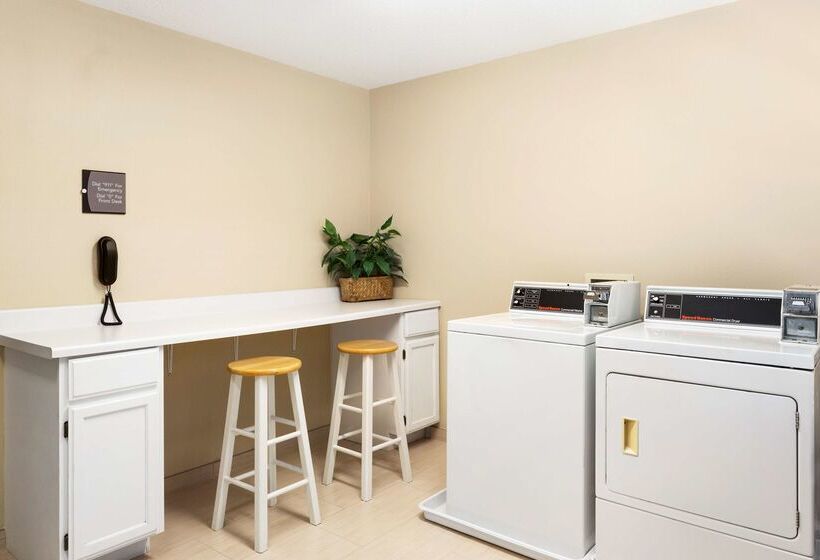 هتل Homewood Suites Toledo Maumee