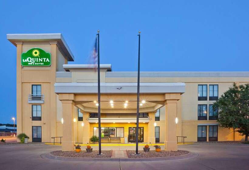 Отель La Quinta Inn & Suites By Wyndham Salina
