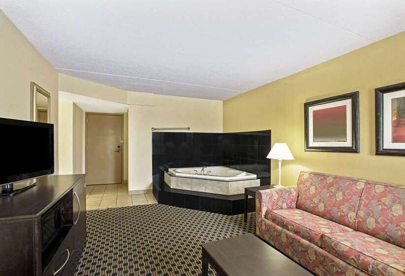 Отель La Quinta Inn & Suites By Wyndham Salina