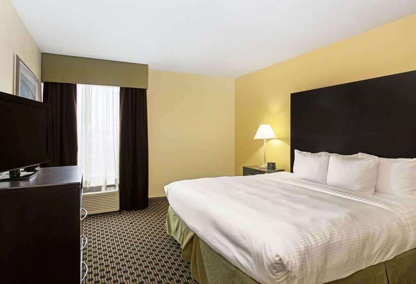 Отель La Quinta Inn & Suites By Wyndham Salina