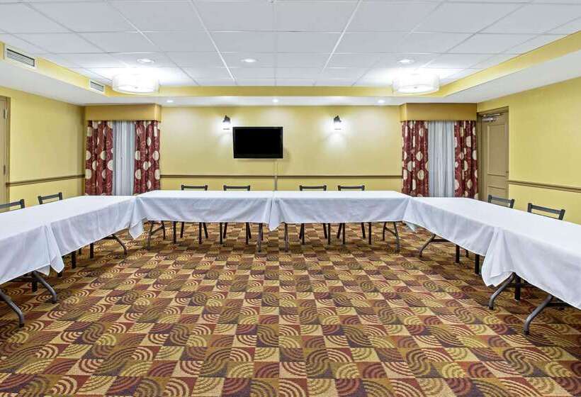 هتل La Quinta Inn & Suites By Wyndham Salina