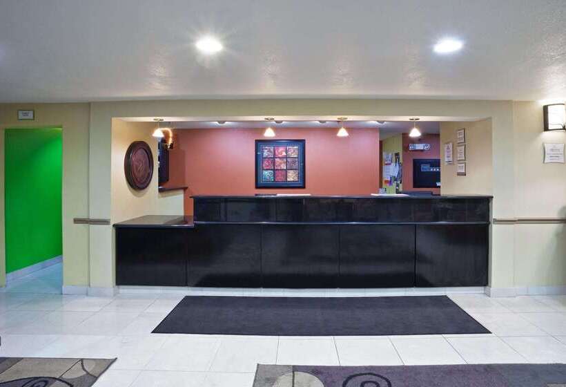 Отель La Quinta Inn & Suites By Wyndham Salina