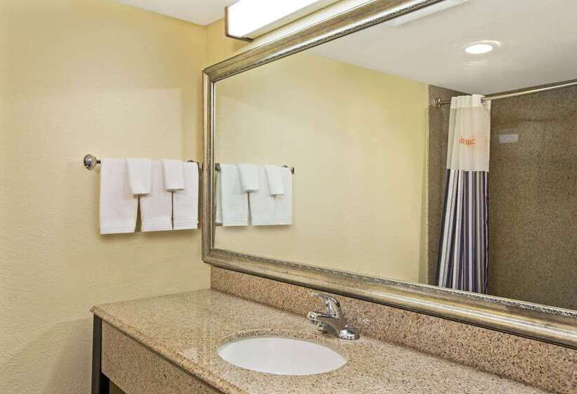 Отель La Quinta Inn & Suites By Wyndham Salina