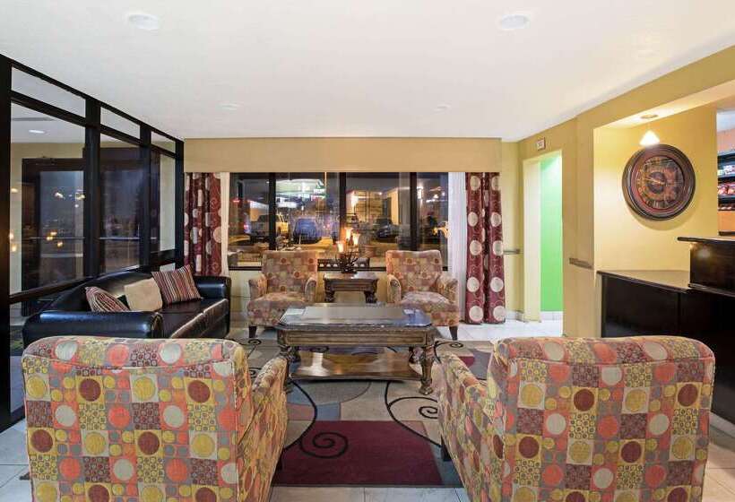 Отель La Quinta Inn & Suites By Wyndham Salina