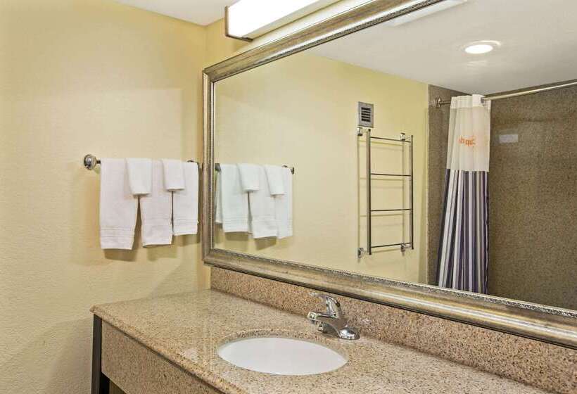 Отель La Quinta Inn & Suites By Wyndham Salina