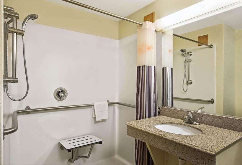 Отель La Quinta Inn & Suites By Wyndham Salina