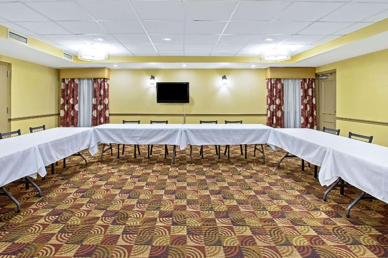 Отель La Quinta Inn & Suites By Wyndham Salina