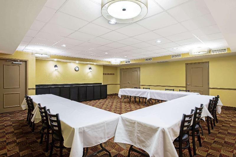 هتل La Quinta Inn & Suites By Wyndham Salina