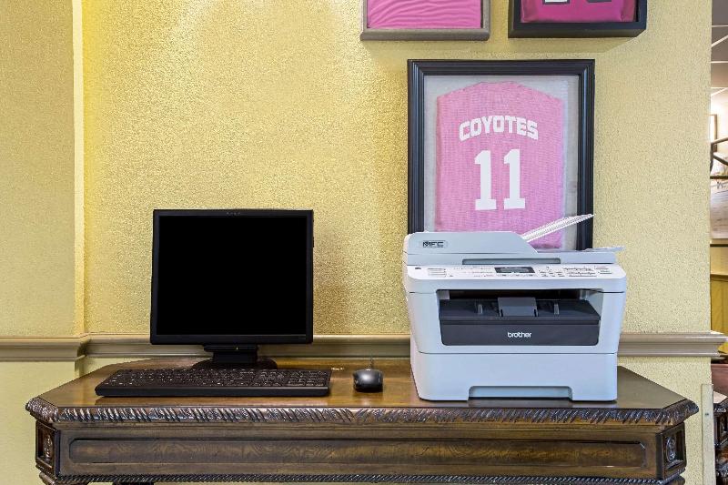 Отель La Quinta Inn & Suites By Wyndham Salina