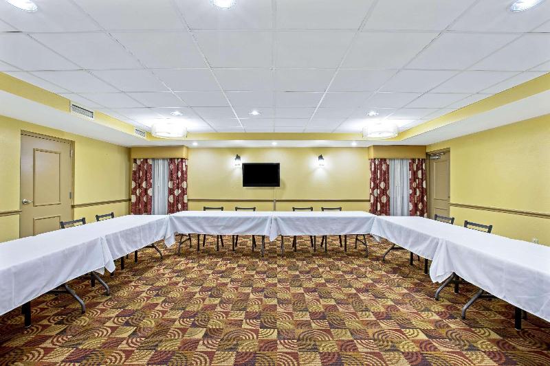 Отель La Quinta Inn & Suites By Wyndham Salina