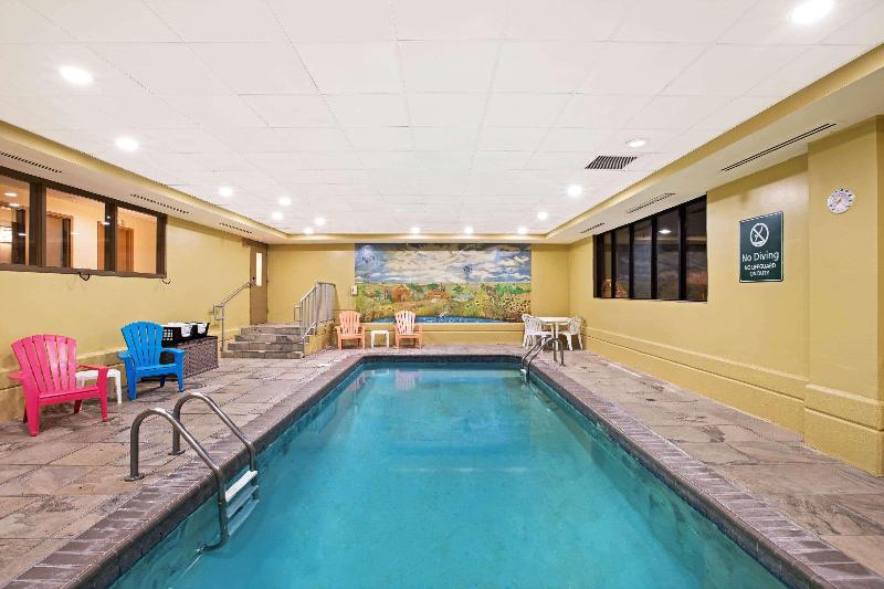 Отель La Quinta Inn & Suites By Wyndham Salina