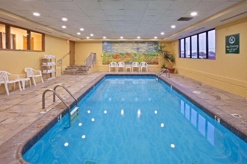 Отель La Quinta Inn & Suites By Wyndham Salina