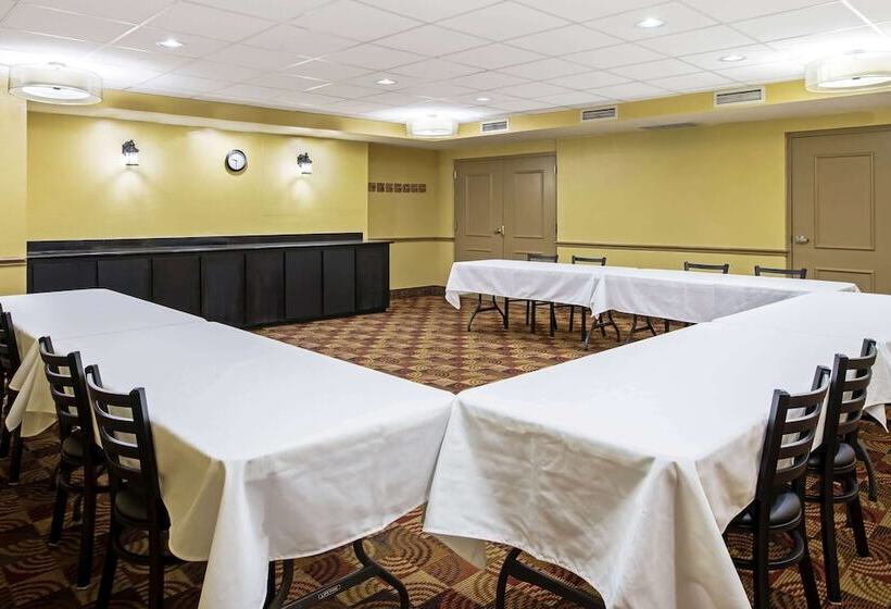 Отель La Quinta Inn & Suites By Wyndham Salina