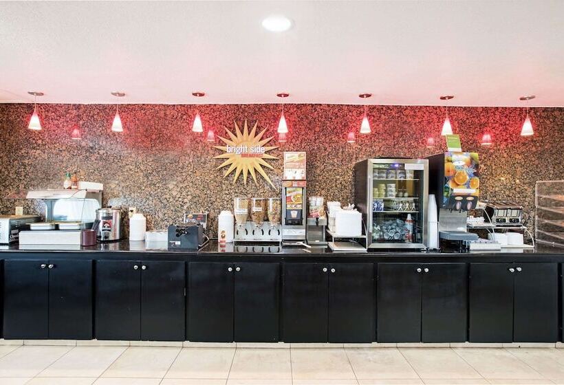 Отель La Quinta Inn & Suites By Wyndham Salina