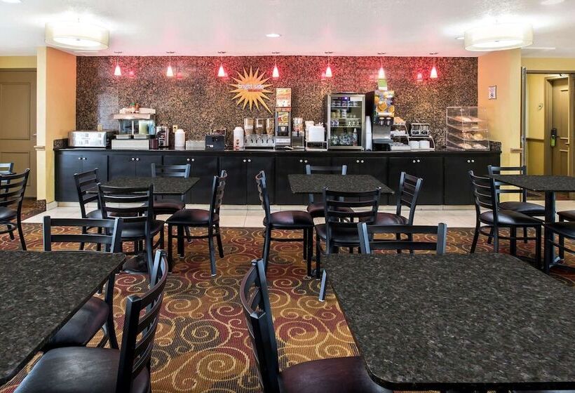 Отель La Quinta Inn & Suites By Wyndham Salina