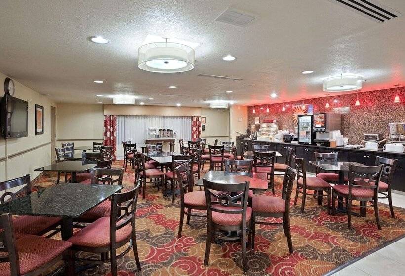 Отель La Quinta Inn & Suites By Wyndham Salina
