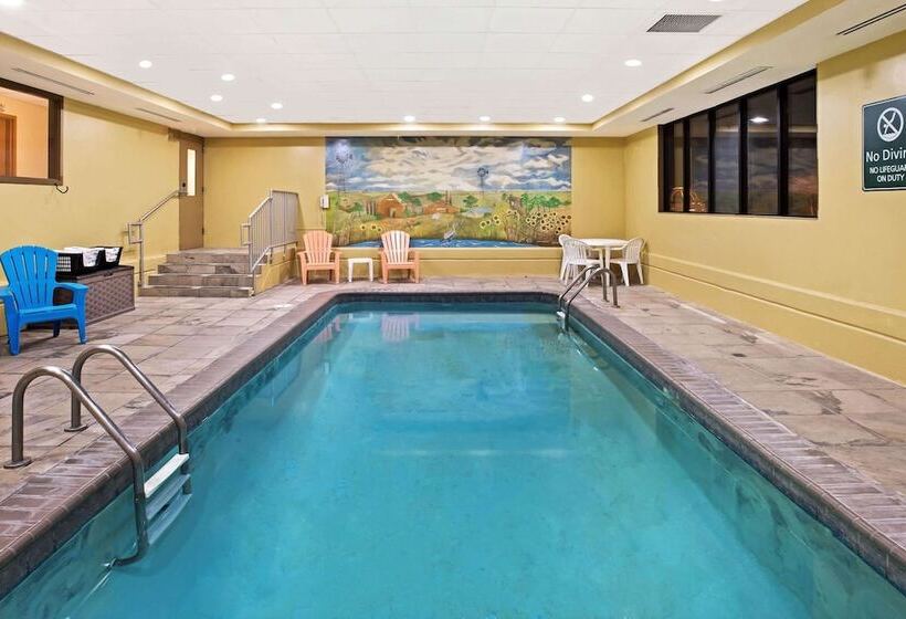 Отель La Quinta Inn & Suites By Wyndham Salina