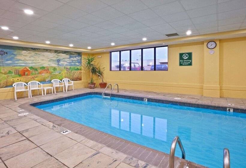 Отель La Quinta Inn & Suites By Wyndham Salina