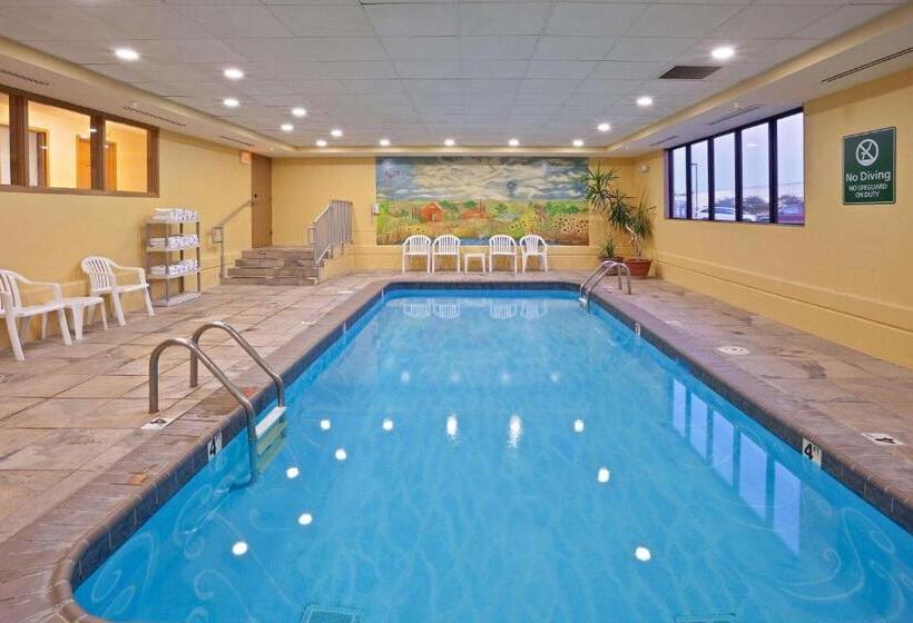 Отель La Quinta Inn & Suites By Wyndham Salina