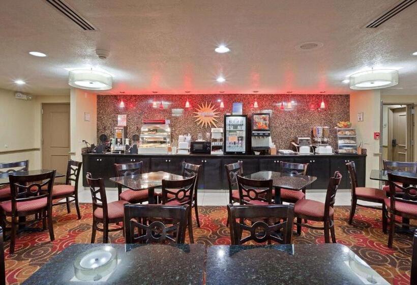 Отель La Quinta Inn & Suites By Wyndham Salina