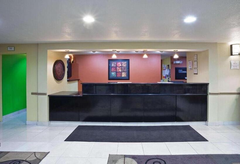 Отель La Quinta Inn & Suites By Wyndham Salina