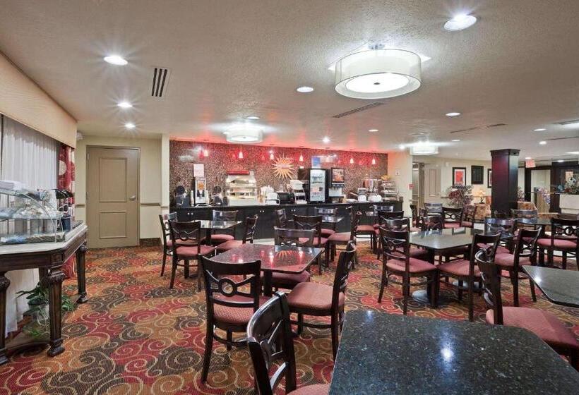 Отель La Quinta Inn & Suites By Wyndham Salina