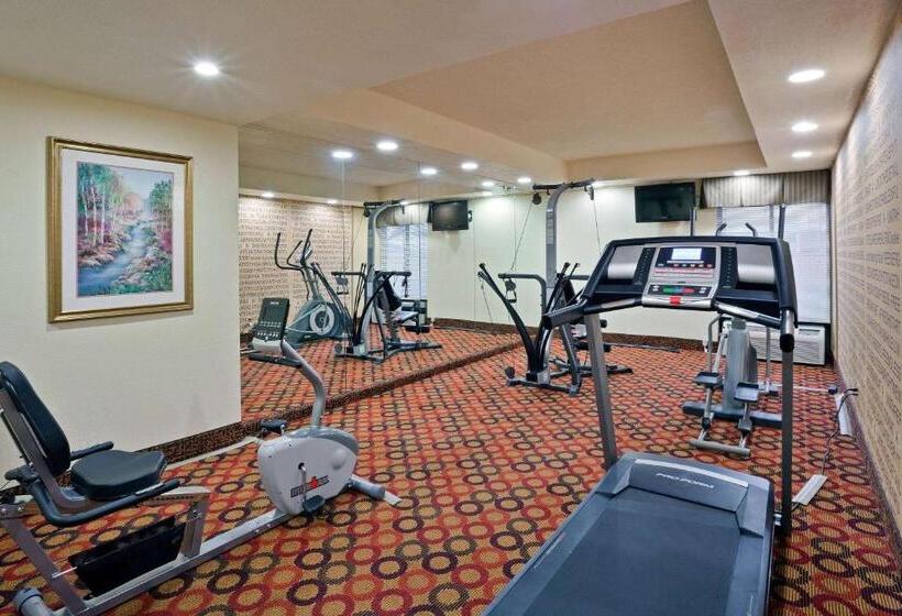 Отель La Quinta Inn & Suites By Wyndham Salina