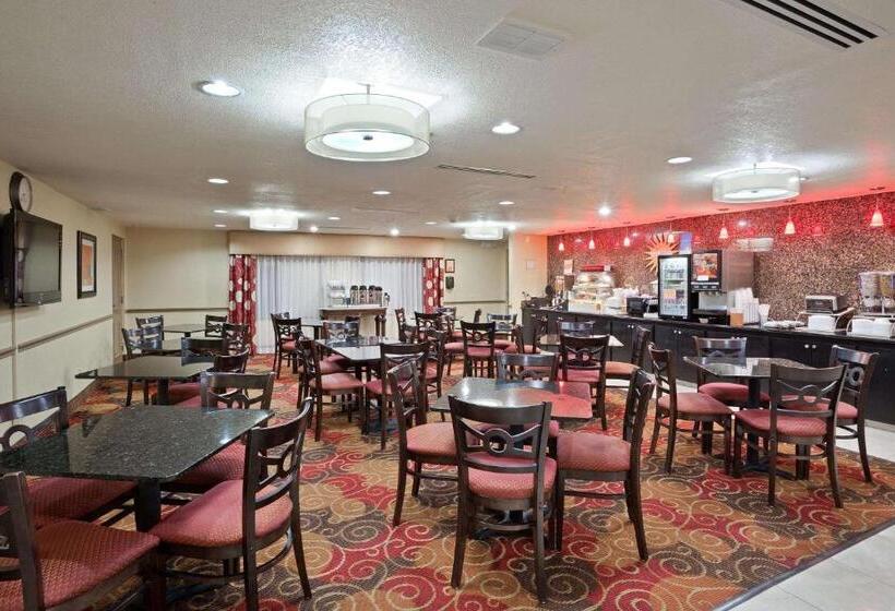 Отель La Quinta Inn & Suites By Wyndham Salina