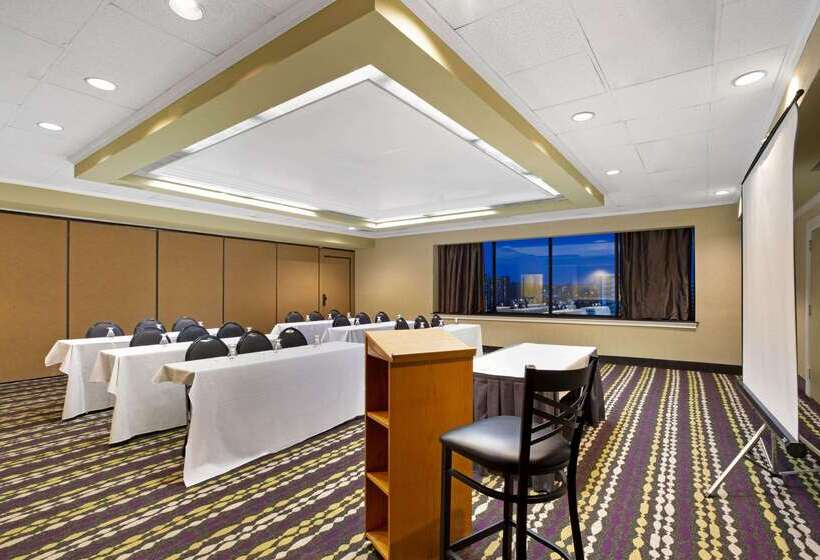 هتل La Quinta By Wyndham Springfield