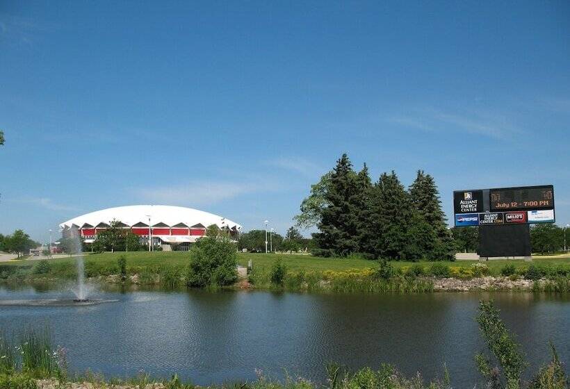 Отель Fairfield By Marriott Inn & Suites Madison South