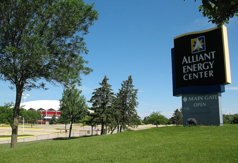 Отель Fairfield By Marriott Inn & Suites Madison South