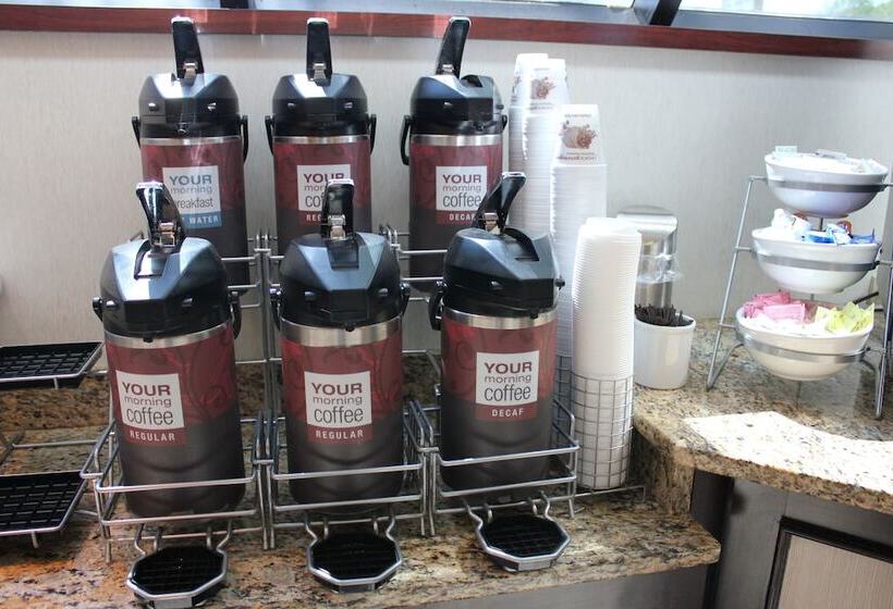 Отель Fairfield By Marriott Inn & Suites Madison South