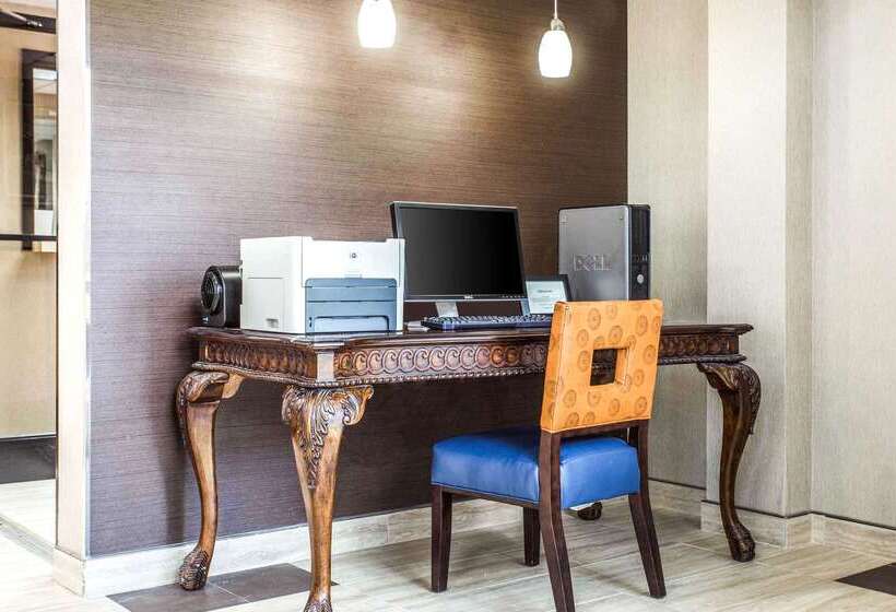 فندق Quality Inn At The Park