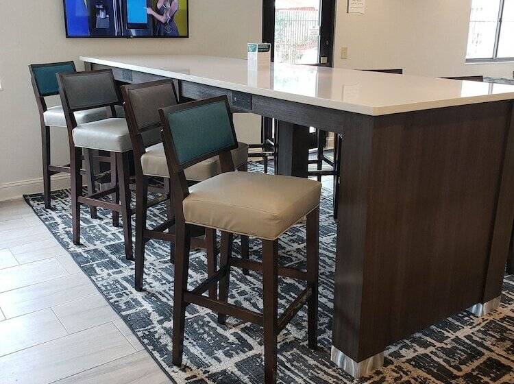 فندق Quality Inn