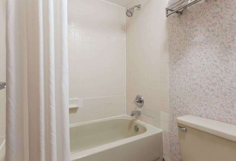 هتل Ramada By Wyndham Portland