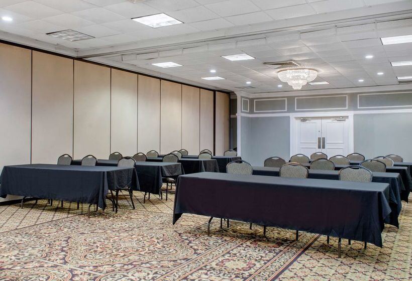 هتل Ramada By Wyndham Shreveport Airport