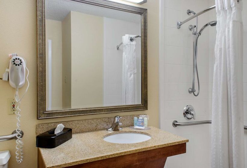 هتل Ramada By Wyndham Shreveport Airport