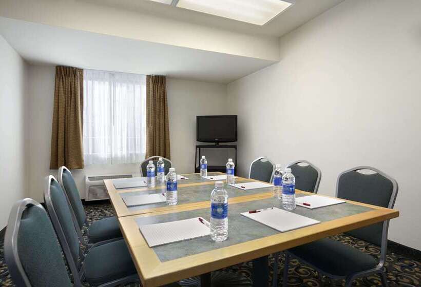 בית מלון כפרי Ramada By Wyndham Williams