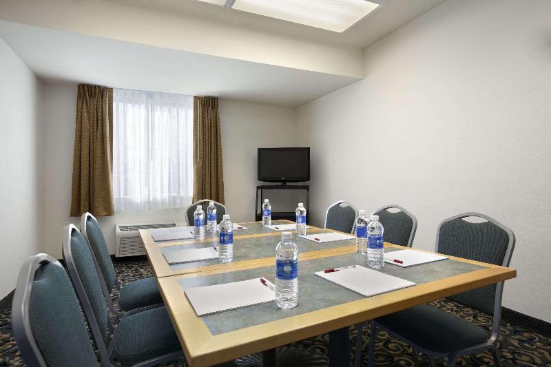 בית מלון כפרי Ramada By Wyndham Williams