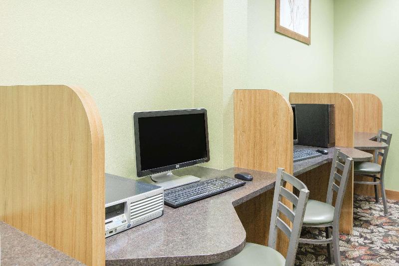 בית מלון כפרי Ramada By Wyndham Des Moines Tropics Resort & Conference Ctr