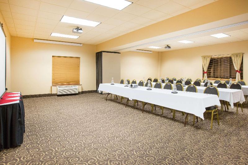 בית מלון כפרי Ramada By Wyndham Des Moines Tropics Resort & Conference Ctr