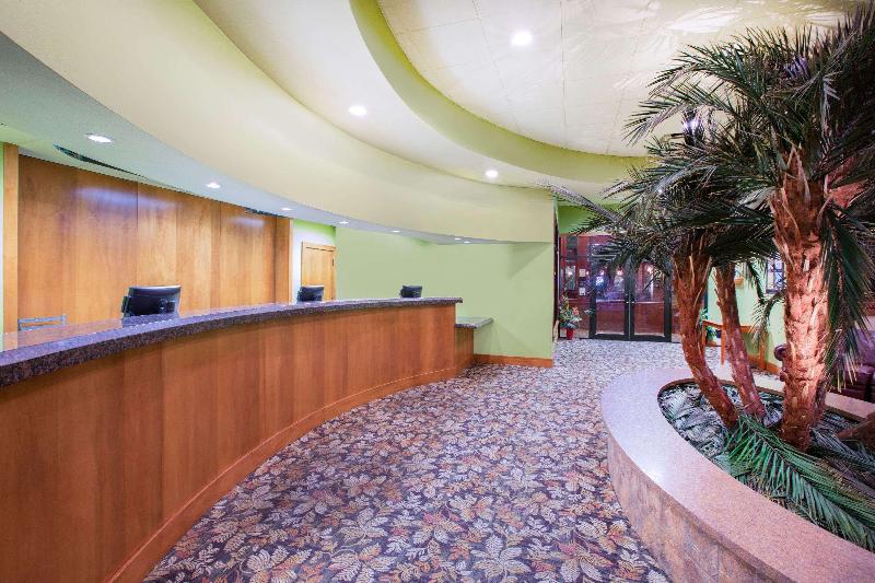 בית מלון כפרי Ramada By Wyndham Des Moines Tropics Resort & Conference Ctr