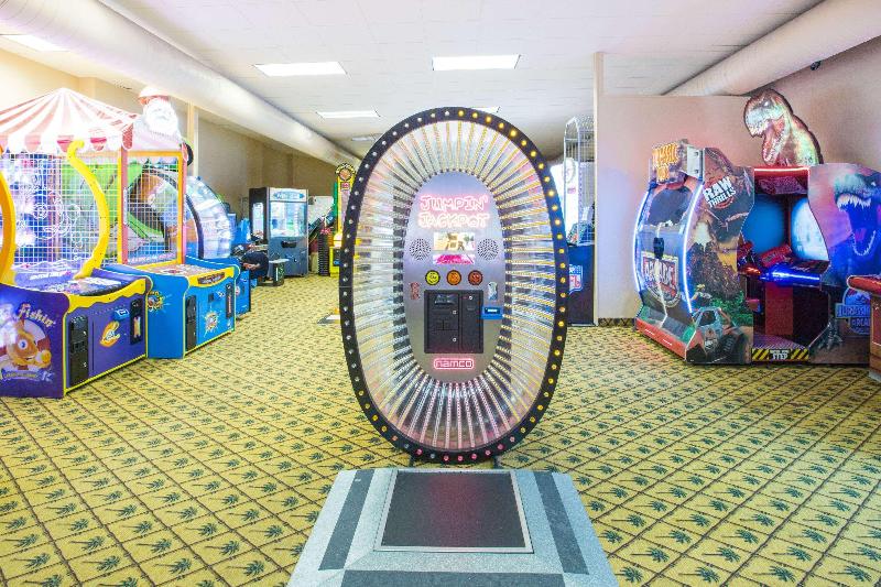 בית מלון כפרי Ramada By Wyndham Des Moines Tropics Resort & Conference Ctr