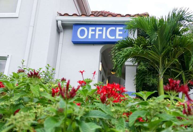 Отель Studio 6west Palm Beach, Fl