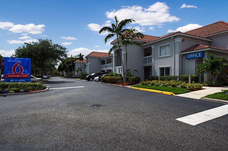 Отель Studio 6west Palm Beach, Fl