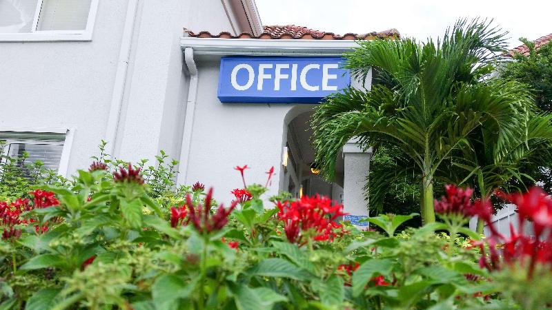 Отель Studio 6west Palm Beach, Fl